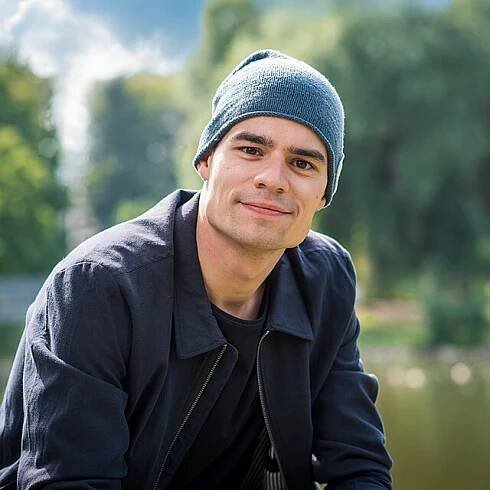 Filip Březina v seriálu Smysl pro tumor ztvární ambiciozního medika, kterému zkříží cestu rakovina.