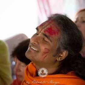 Swami Vishwananda Holi Bliss