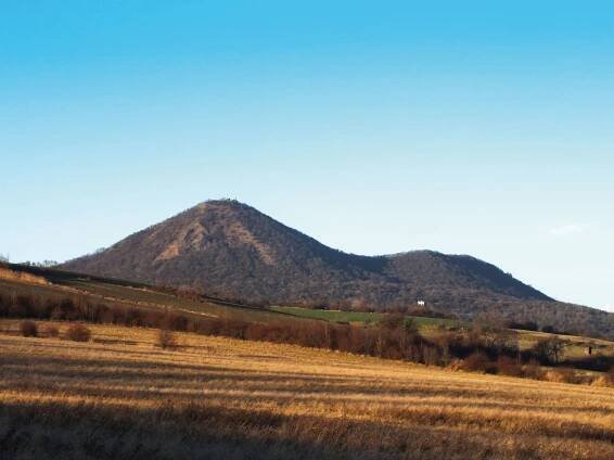 Vrch Lovoš nad Lovosicemi je jednou z nejvyšších dominant... | Regiony
