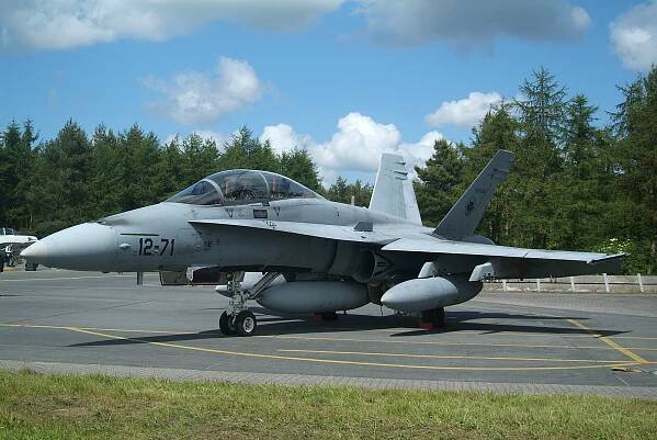 Soubor:CE.15-08 12-71 ex 162902 a McDonnell-Douglas EF-18B Hornet of Spanish Air Forces Ala. 12 (3602749541).jpg