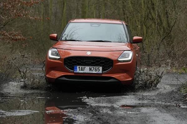 Test Suzuki Swift s pohonem předních i všech kol: Charakterně staromódní všeuměl
