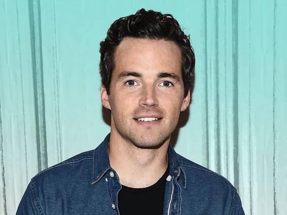 Pretty Little Liars' Ian Harding Talks Birds, Books, and the Show's Biggest Fan Theory