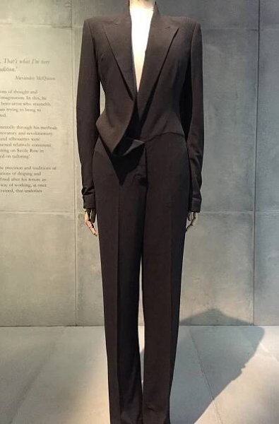 Súbor:Black suit by Alexander McQueen, Savage Beauty exhibition.jpg