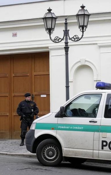 Tragédie v Hradci Králové: policista zabil manželku, pak střelil i sebe