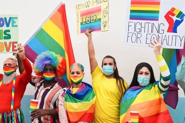 Mezi Američany, kteří jsou součástí LGBTQ komunity, jsou dospělí...