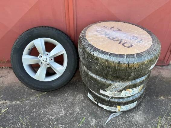 Nabízím zimní kompletní kola Pirelli Sottozero 225/60 R16 57A0732468Z8, např. pro Škodu Karoq. Tři kusy jsou ještě originálně