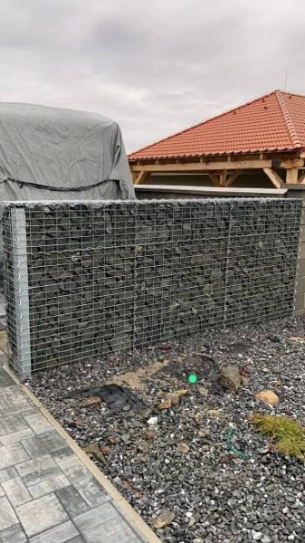 Stavba gabionového plotu ve Stratově – Gabiony na klíč