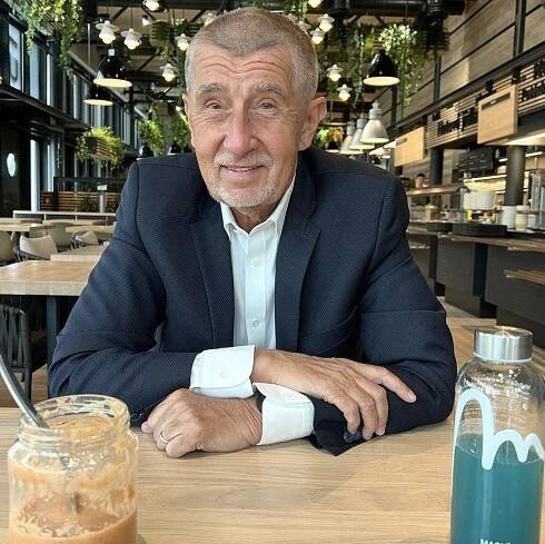 Kontroverzní firma se propaguje fotkou s Babišem. Dělám to zdarma, nejsem Leoš Mareš, říká politik