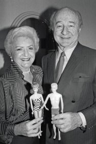Ruth Handler s manželom: Nápad s bábikou nakoniec Ruth presadila a vytvorila ikonickú hračku 20. storočia.  | Nový Čas