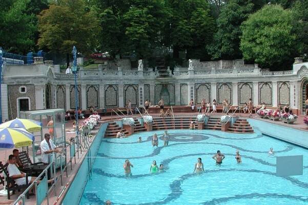 Photos from BUDAPEST, Hungary by photographer Svein-Magne Tunli, tunliweb. Famous landmarks with description. Pictures