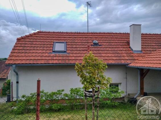 Střecha rodinného domu v Předboji porostlá mechem před čištěním