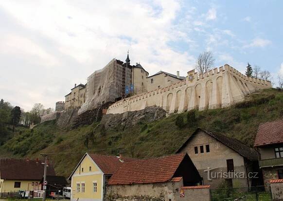 Pohled na hrad od řeky Sázavy