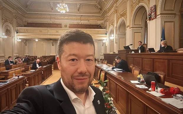 Galerie: Okamura urážel, Babiš chtěl jít spát. Sněmovna se hádala do noci - Galerie - Echo24.cz