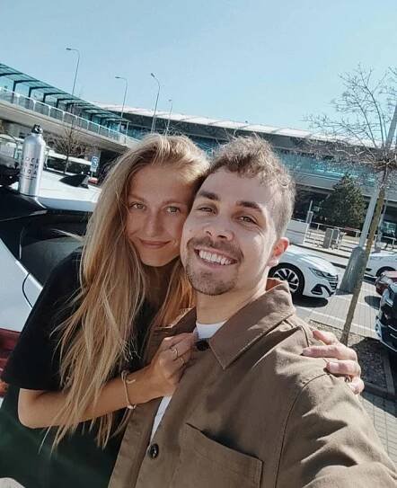 Influencerka Natálie Kotková si nedávno k narozeninám nadělila měsíc na Srí Lance. Její přítel Petr Lexa na ni čekal na letišti.