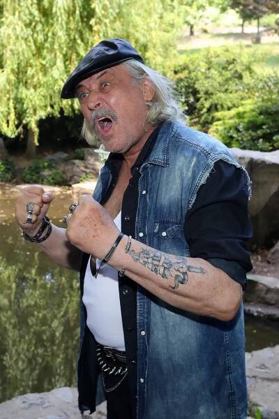 Zdeněk jako drsný rocker.