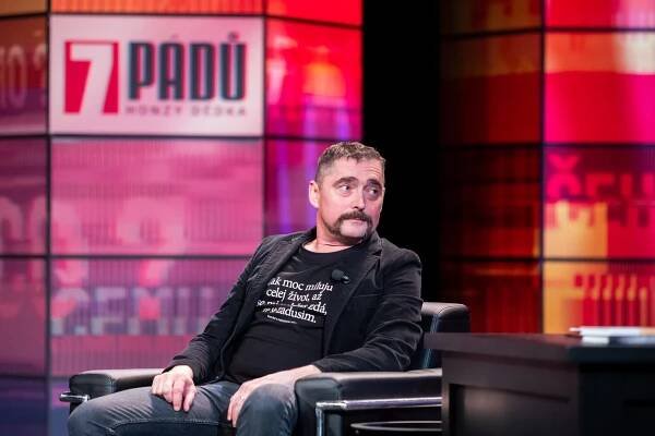 Jiří Vyorálek si zahrál hlavní roli v seriálech Sedm schodů k moci či Polda.