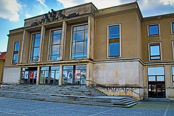 Divadlo a kino