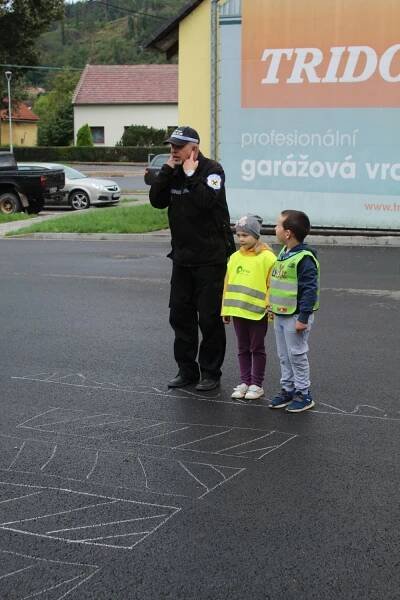 Bezpečné přecházení s Městskou policií – Mateřská škola Čapkova Letovice
