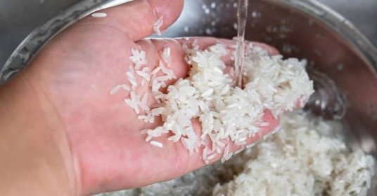 Měli byste promývat rýži před vařením? Důkladný experiment uzavřel mnohaletou debatu