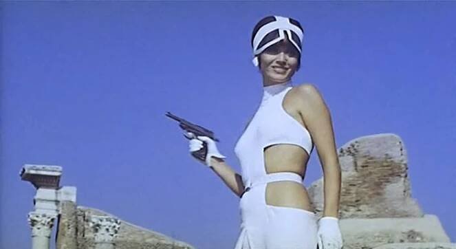 File:Elsa Martinelli in La decima vittima.jpg - Wikimedia Commons