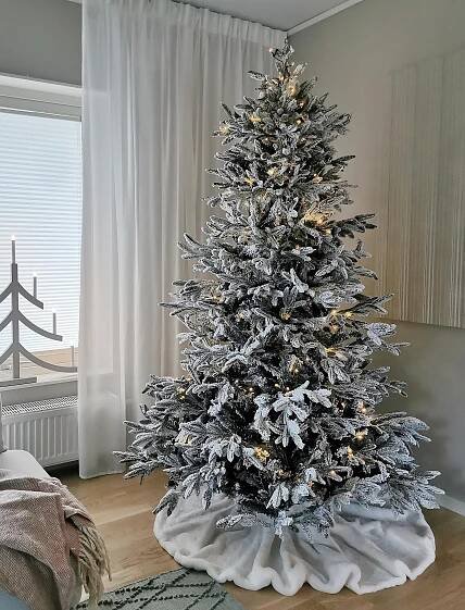 Zasněžený umělý vánoční stromeček BASSIE 210 cm Bílá | Beliani.cz 