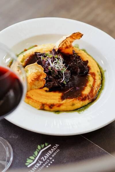 Víkendový speciál: líčka na červeném víně - Panská Zahrada – Hotel a Restaurace Dobřichovice