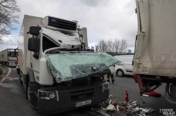 Náklaďák na dálnici D7 u Středokluk naboural zezadu do kamionu. Na místo vzlétl vrtulník LZS | Týdeník Policie