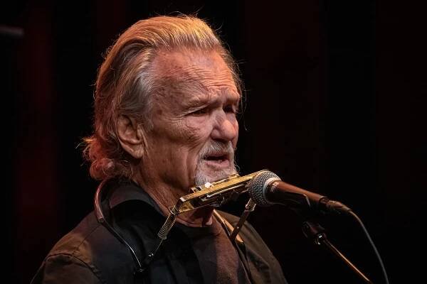 Ve věku 88 let zemřel americký zpěvák, herec a skladatel Kris Kristofferson.