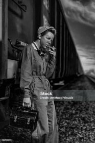 Vintage špinavá dělnice, která má přestávku na cigaretu opřenou o vagón - Bez autorských poplatků Žena Stock fotka