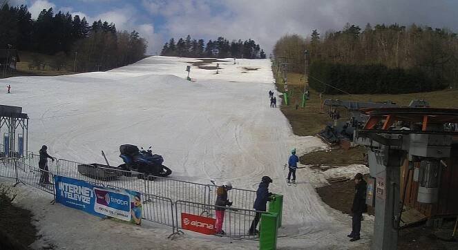 VIDEO: Boj o každý metr sněhu. Sjezdovky na Blanensku drtí obleva, vyhlíží mráz
