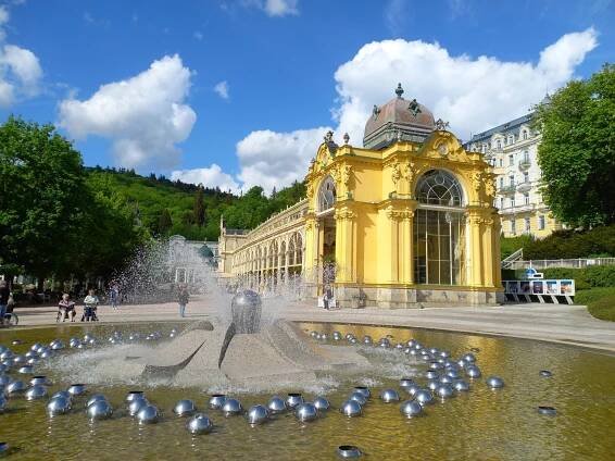 Rekonstrukce Zpívající fontány v Mariánských Lázních skončí do konce dubna