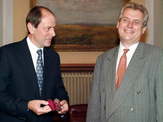 Třináct vlád, jedenáct premiérů. Podívejte se, jak podávali demisi Klaus, Zeman nebo Paroubek