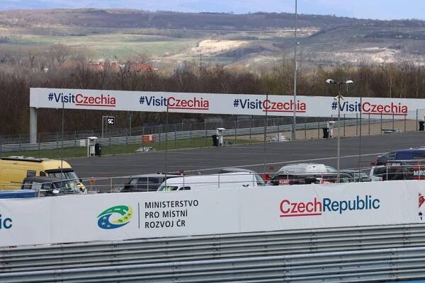 FOTO: Autodrom hostil další ročník vytrvalostního závodu Le Most