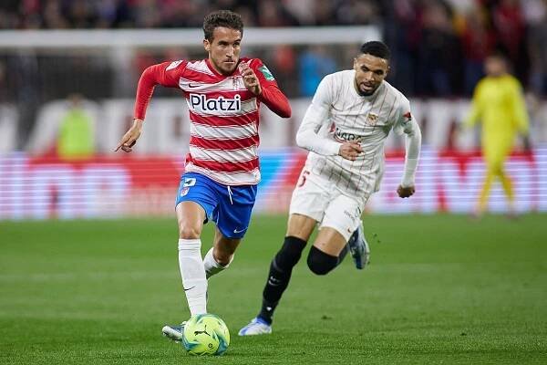 Fotbalisté Sevilly ve španělské lize porazili Granadu a jsou znovu druzí