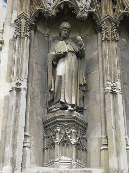 Soubor:Augustine of Canterbury sculpture on Canterbury Cathedral.jpg