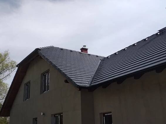 Roofman - Střechy a stavby na klíč| Střecha novostavby RD Karlovice Bramac Tegalit STAR, Velux