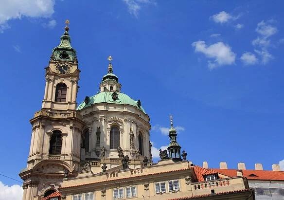 Pohled na Kostel sv. Mikuláše z Malostranského náměstí