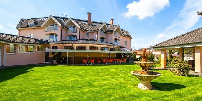 Veľký Meder: hotel u termálního koupaliště Thermal Corvinus, polopenze i 3 hodiny v sauně a bazénu