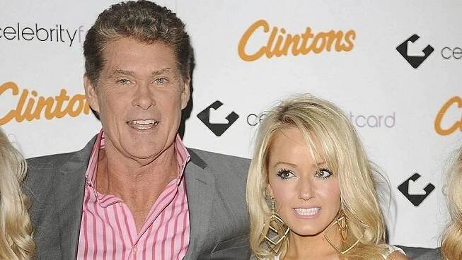 Odkopla tahle krásná blondýna Davida Hasselhoffa? Knight Rider mlží