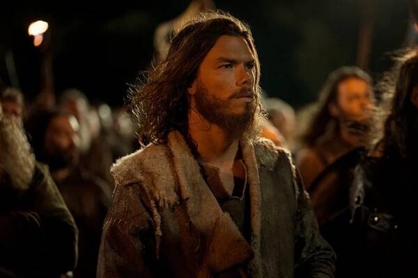 Australský krasavec z Vikingů má v Česku dvojníka: Mrkněte na podobu se synem Standy Hložka!