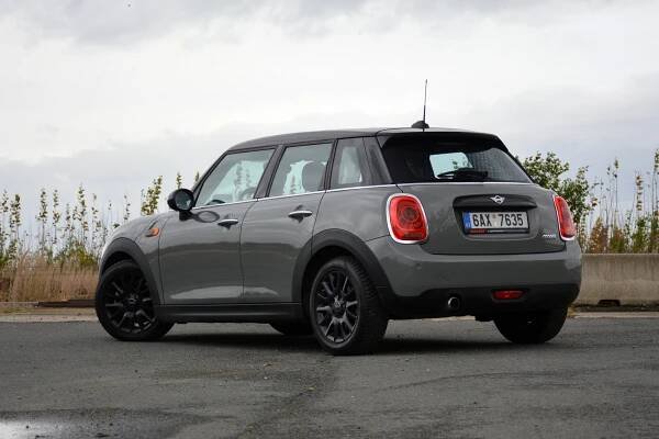 Test ojetiny: Pětidveřové Mini Cooper (F55) je zajímavá alternativa k Fabii. Vážně!