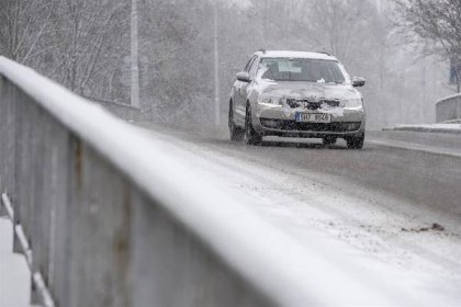 Dopravu v Česku po necelém týdnu opět komplikuje sníh, silničáři vyzývají k opatrnosti