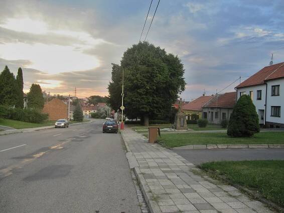 Soubor:Švábenice, náves, směr Vyškov.jpg