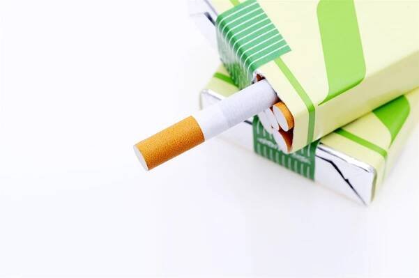 Polovina kuřáků mentolek přešla po zákazu na alternativy, přestal zlomek