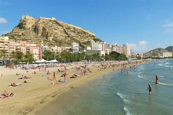 Den v Alicante. Jak si užít déšť ve městě, kde 320 dní v roce svítí slunce