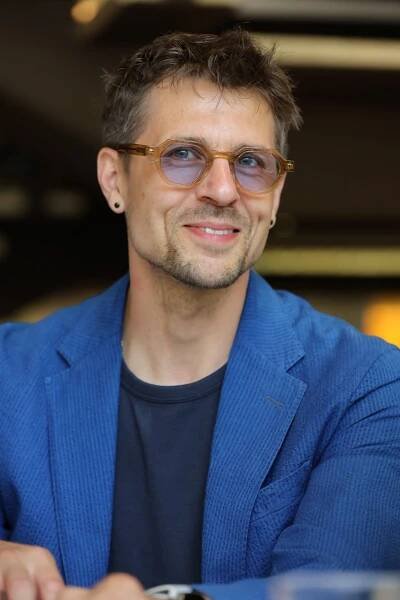 Juraj Loj jako kontroverzní sexuální predátor ve filmu Sbormistr: Pletli si mě s Kulínským!