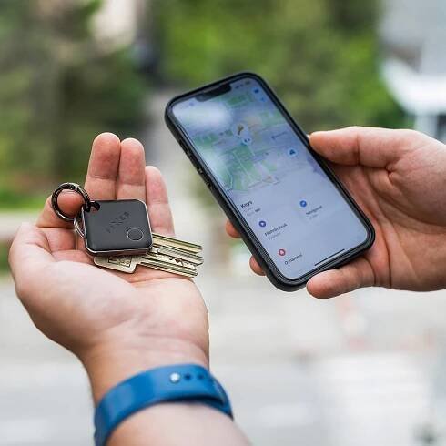 Smart tracker FIXED Tag s podporou Find My - černý