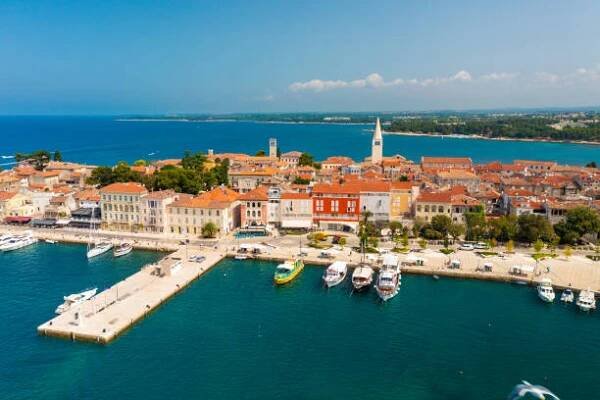 letecký pohled na město poreč, istra, chorvatsko - poreč - stock snímky, obrázky a fotky