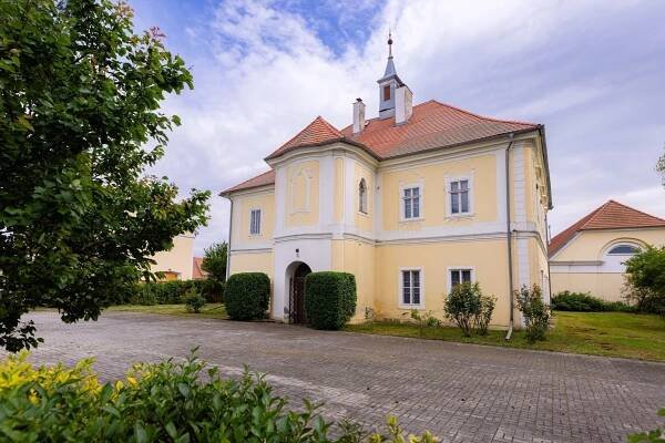 Prodej zrekonstruovaného zámečku z roku 1746 | Hlízov, obrázek č. 1