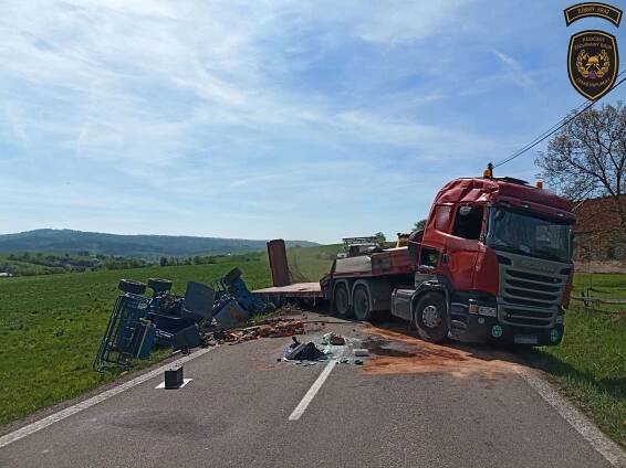 Hasičské listy | Tahač s podvalníkem sjel u obce Krhová na Vsetínsku mimo cestu a převrátil se na bok | 112